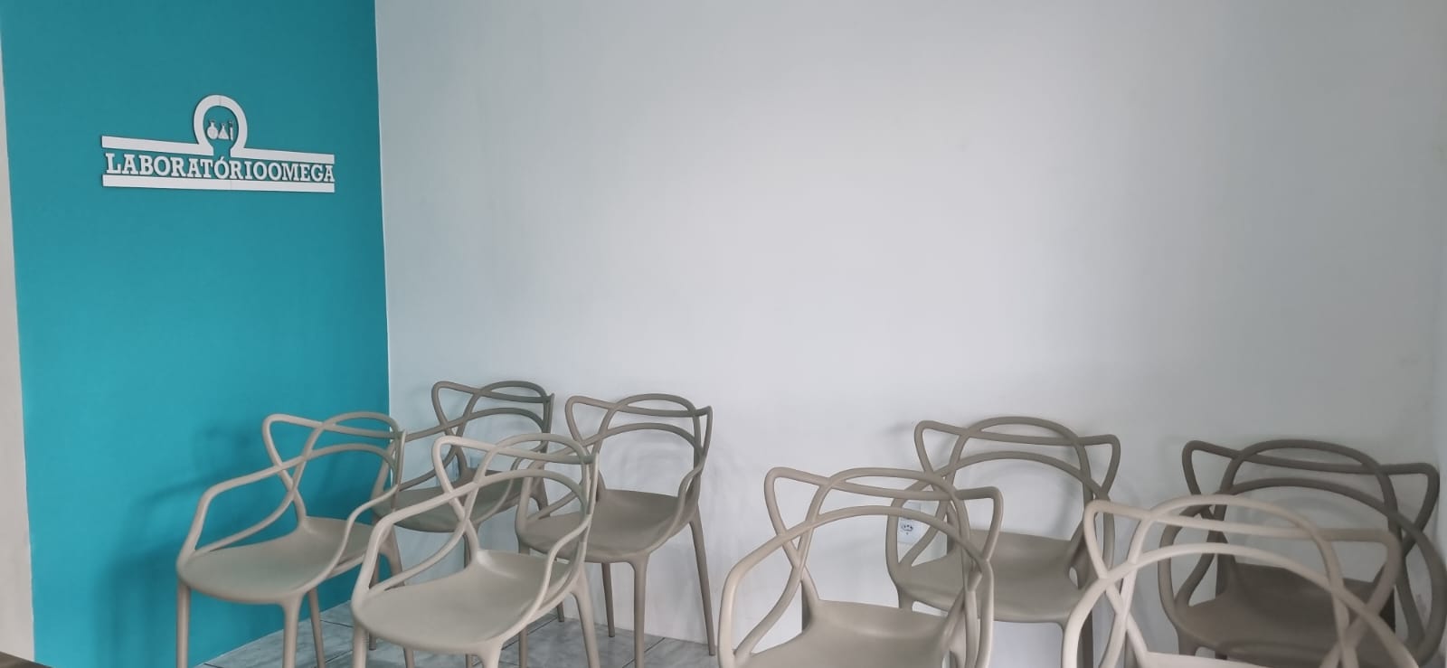 Sala de espera confortável do Laboratório OMEGA