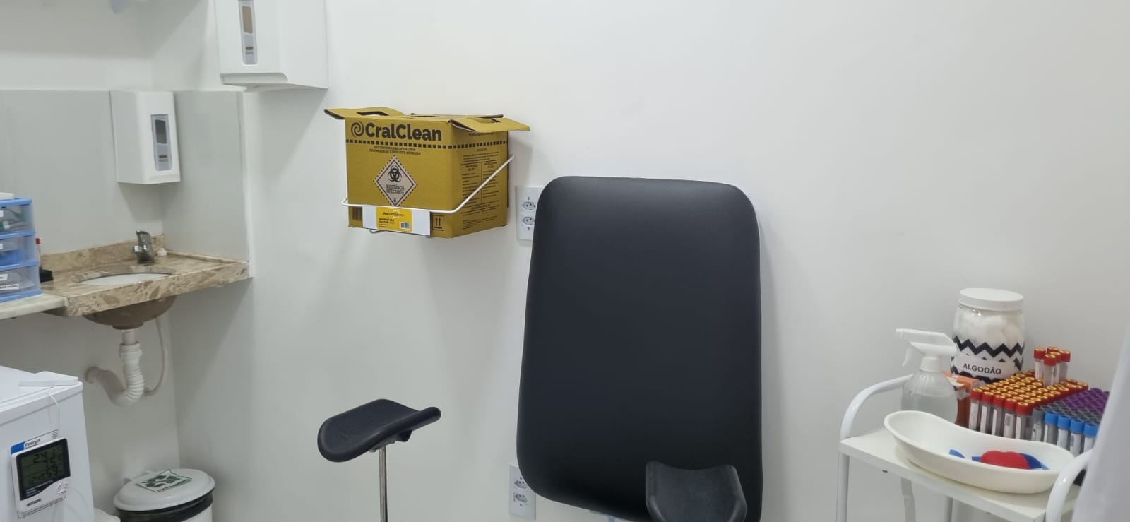 Sala de coleta de exames com equipamentos modernos - Laboratório OMEGA