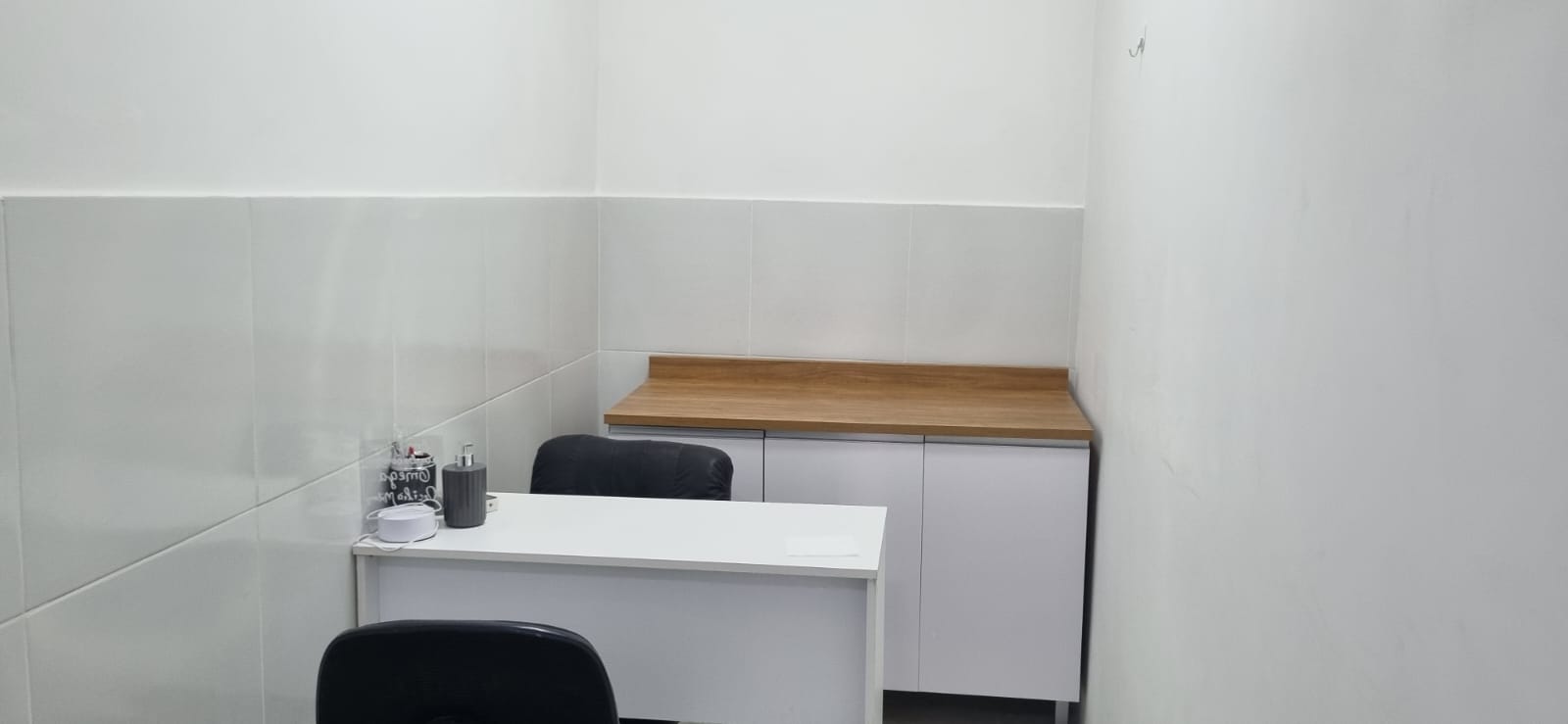 Consultório médico equipado do Laboratório OMEGA