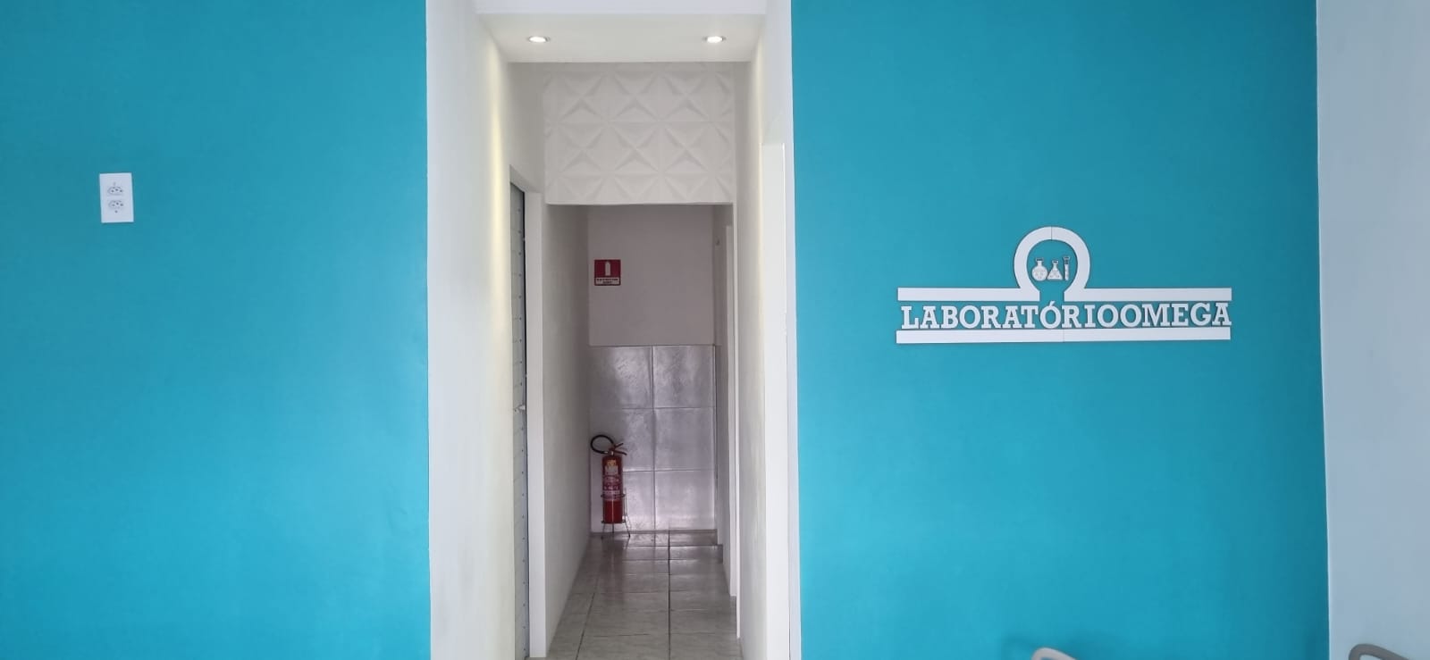 Entrada principal do Laboratório OMEGA com recepção acolhedora