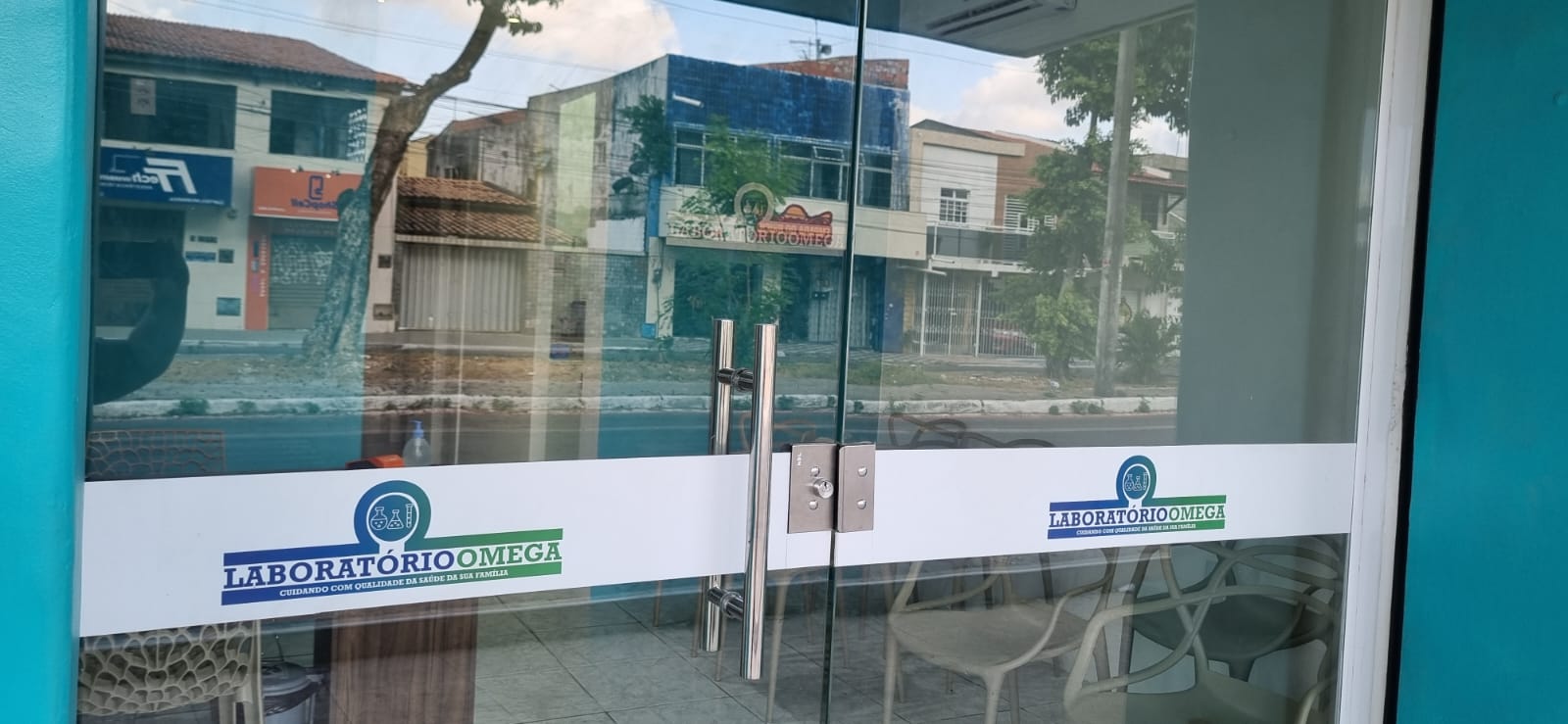 Recepção do Laboratório OMEGA com atendimento humanizado