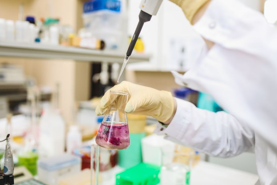 Micropipeta transferindo amostra para frasco em laboratório de genética