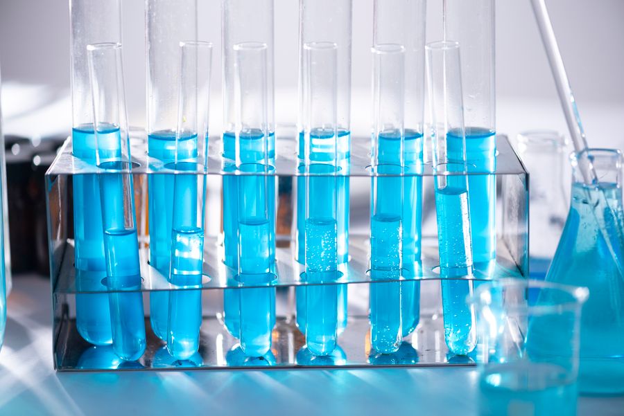 Tubos de ensaio com amostras em suporte de laboratório